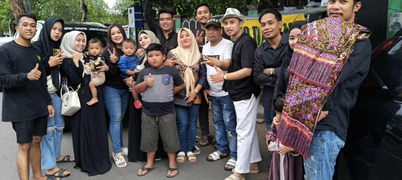 Keluarga Puput Phesek dan DJ Rania Serta DJ Baim Bur tabur Bagi Bagi Takjil jelang Ramadhan Berakhir