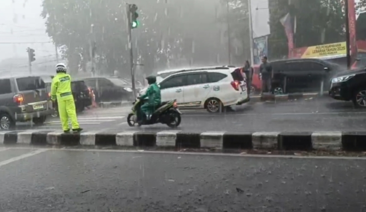 Anggota Pos Pam Kertosono Tetap Siaga Hadapi Arus Balik di Tengah Hujan 