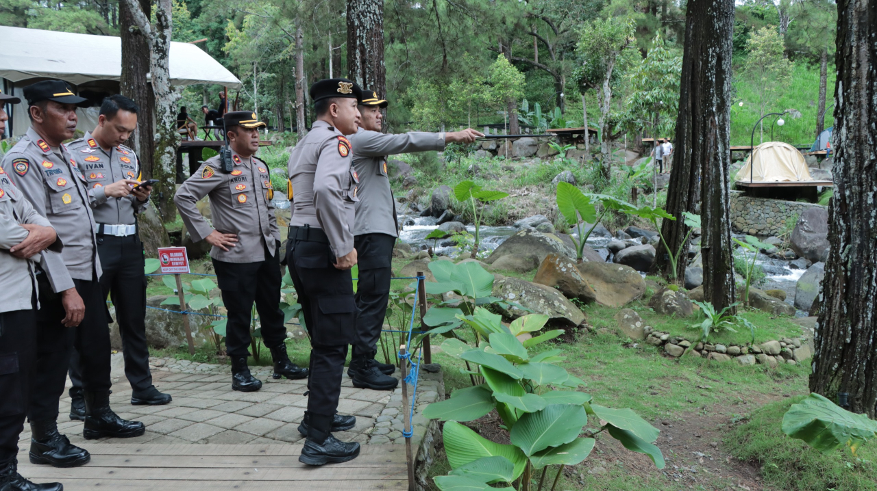 Libur Lebaran, Kapolres Pantau Wisata Jolotundo Pastikan Keamanan Pengunjung 