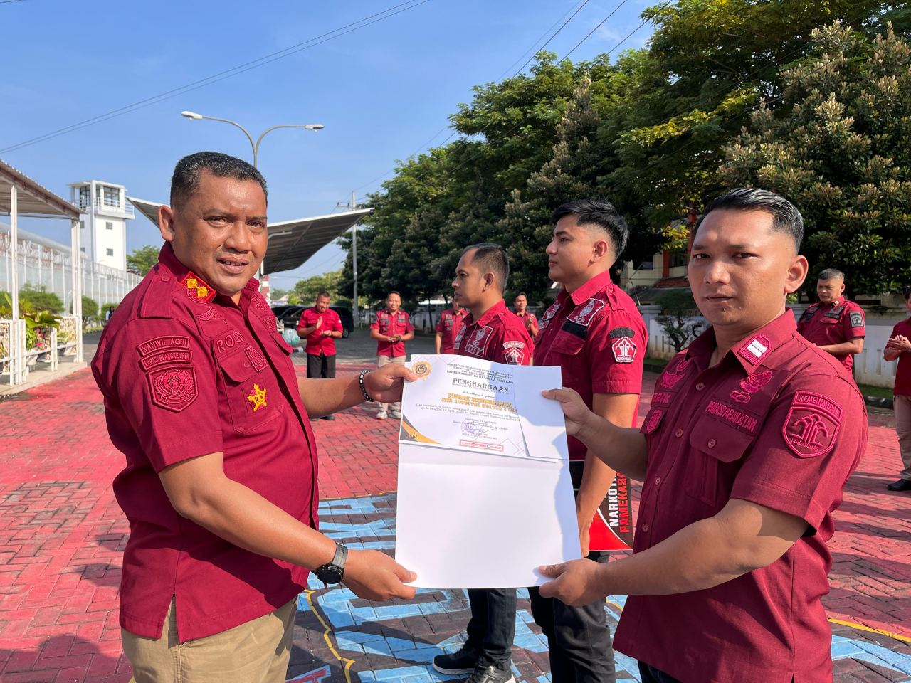 Lapas Narkotika Kelas IIA Pamekasan Beri Penghargaan kepada Tiga Pahlawan yang Berhasil Gagalkan Penyelundupan Narkoba