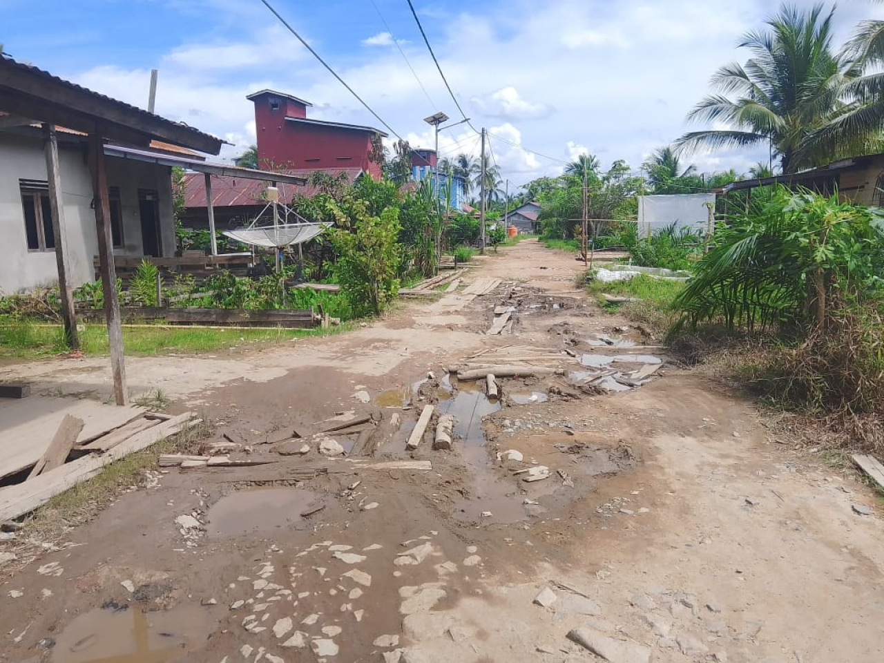 Jalan Padat Pemukiman Durian Sebatang Rusak Parah, Warga Tuntut Janji Pj Kades Akan Perbaiki Jalan