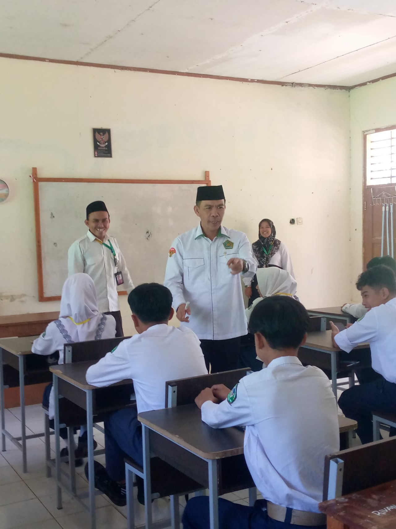 Kepala Kantor Kemenag Pandeglang Monitoring Pelaksanaan Asesmen di MTsN 3 Pandeglang