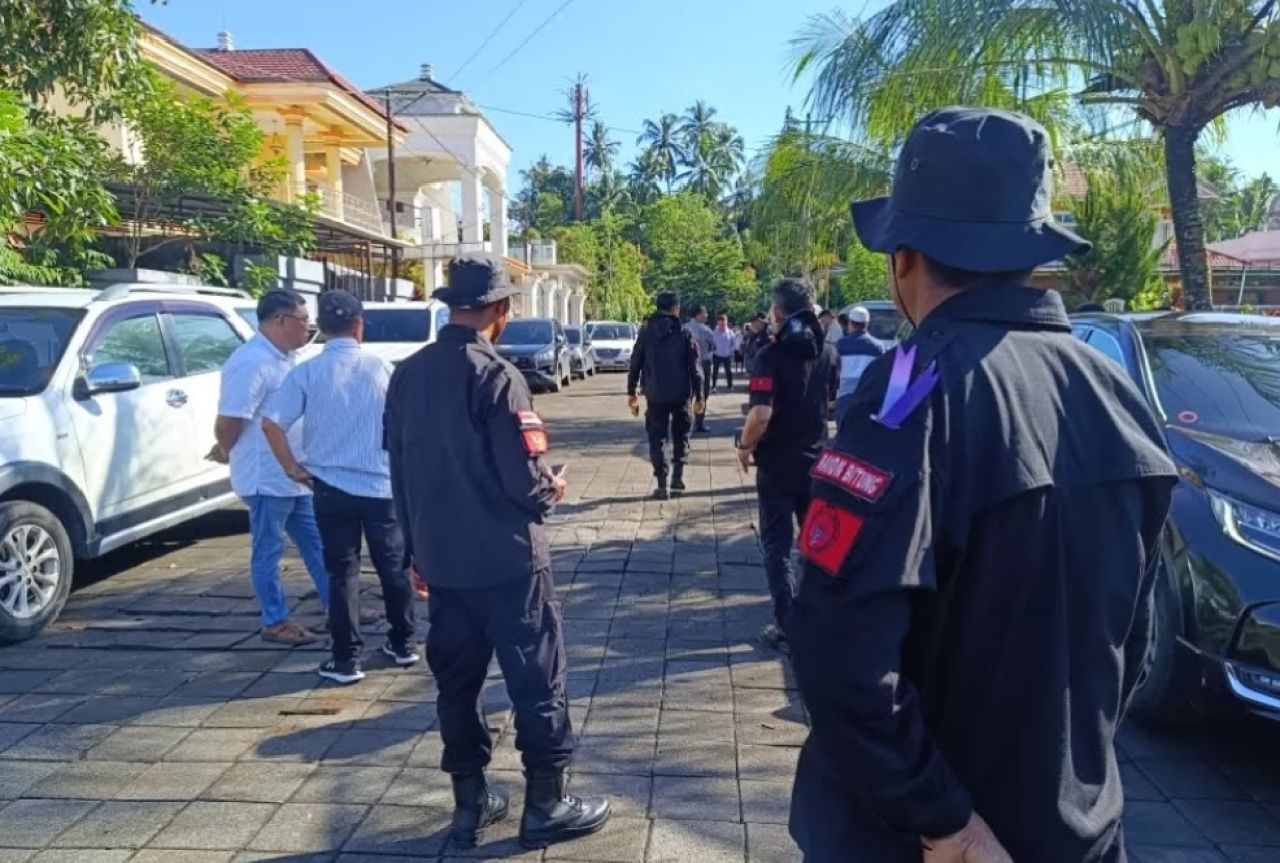 Ketua BPMS GMIM Pdt Hein Arina Tiba di Manado, Sulawesi Utara, Dijemput para Pendeta Bandara Sam Ratulangi