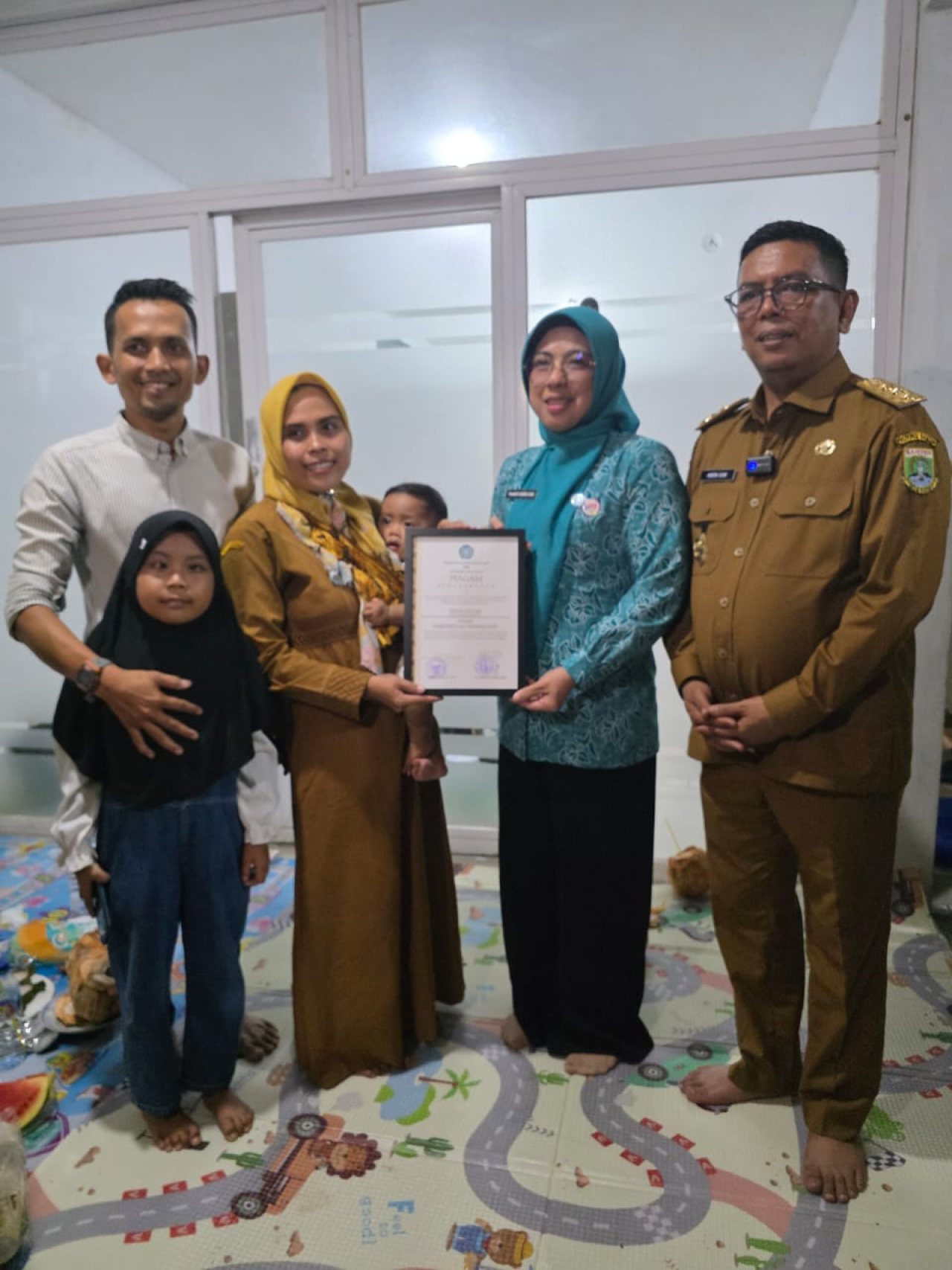 Gubernur Banten Kunjungi Kecamatan Cimanggu Apresiasi Kinerja Bidan Desa Fina Ulfah