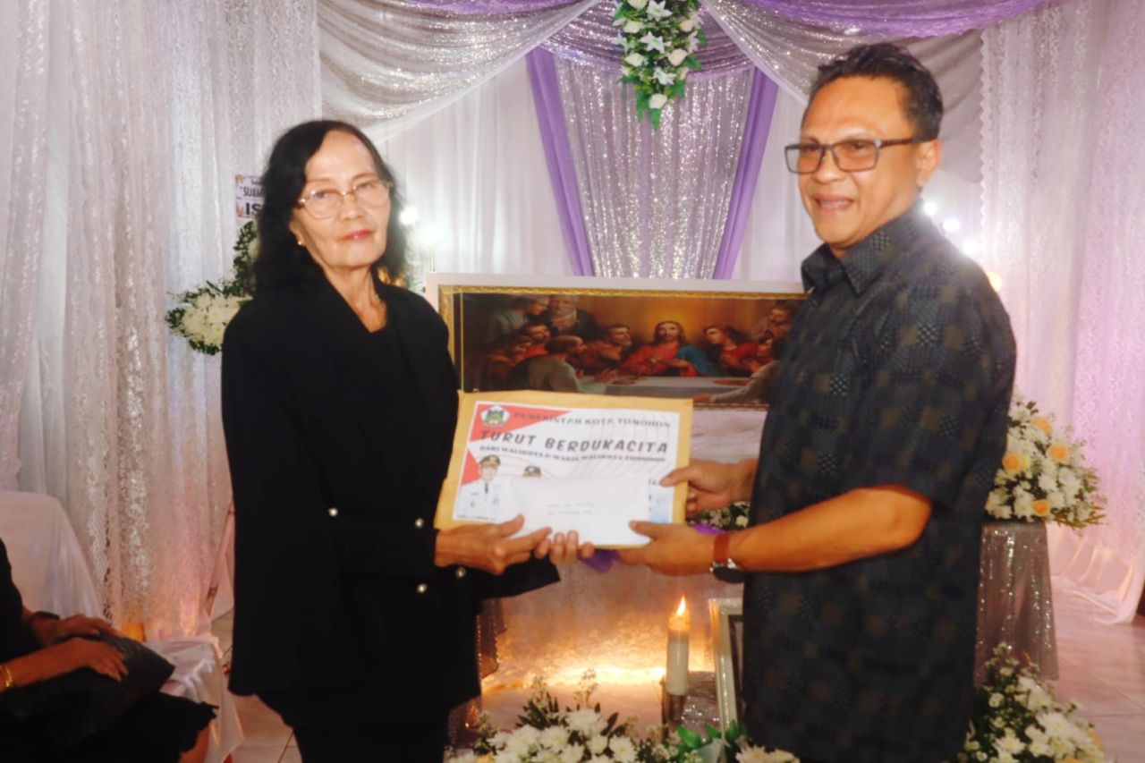 Sekda Tomohon Serahkan Santunan Duka kepada Keluarga Rondonuwu-Mekel