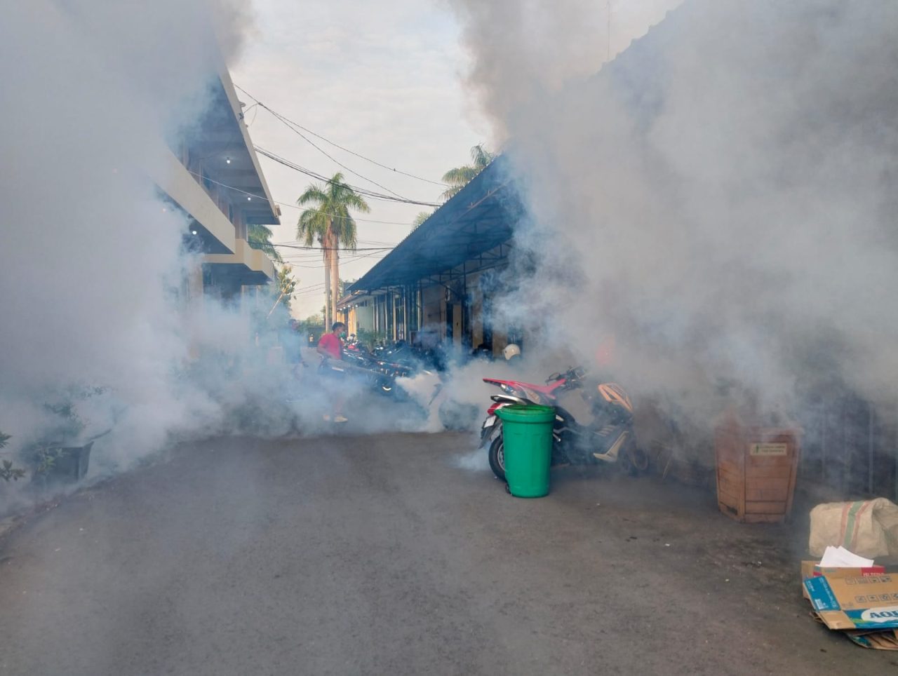 Polres Nganjuk Fogging Disinfektan dan DBD, Wujudkan Lingkungan Kerja yang Sehat