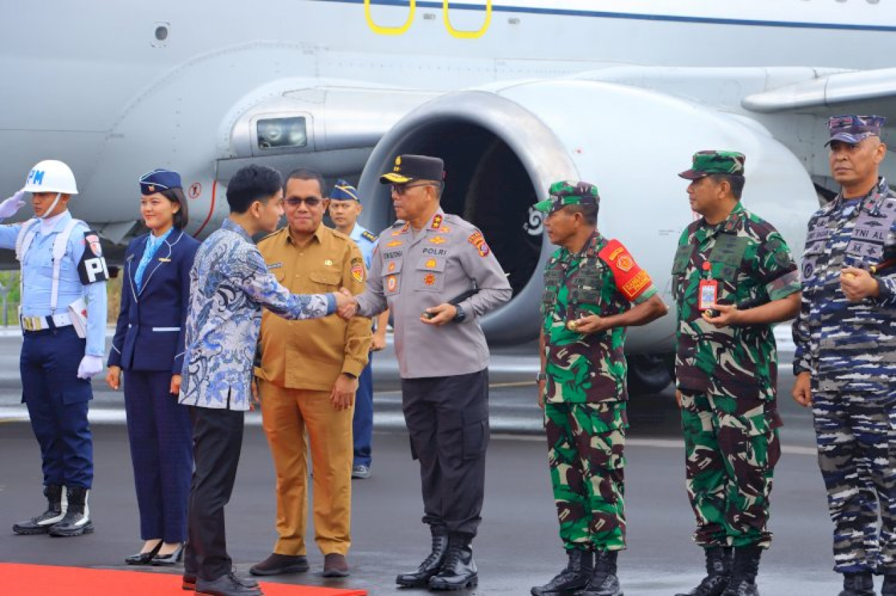 Kedatangan Wapres di Bandara Eltari Kupang Mendapat Pengawalan Ketat TNI Polri