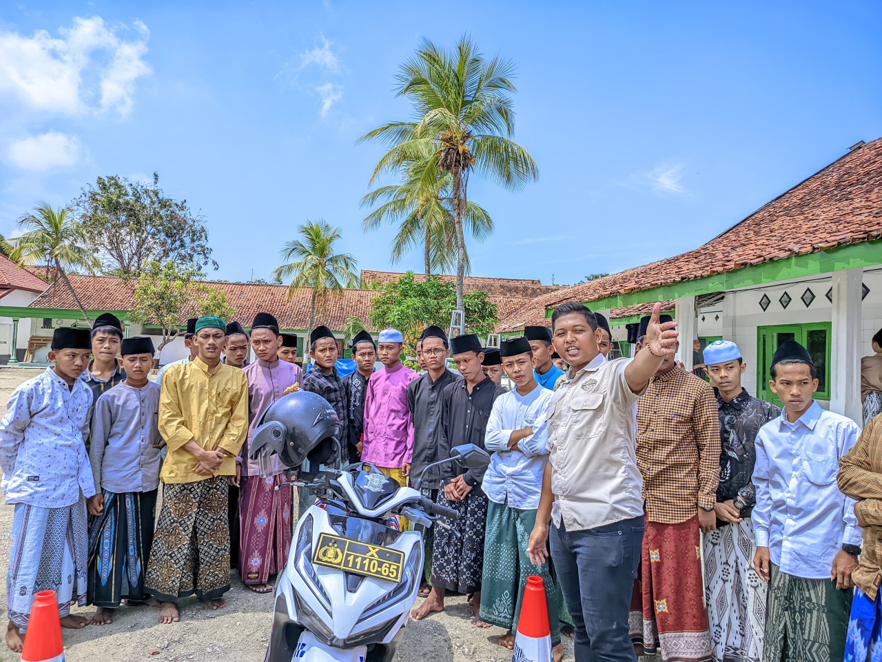 Satlantas Polres Sampang Mengajar keselamatan Berlalulintas di Ponpes Al-Haromaens