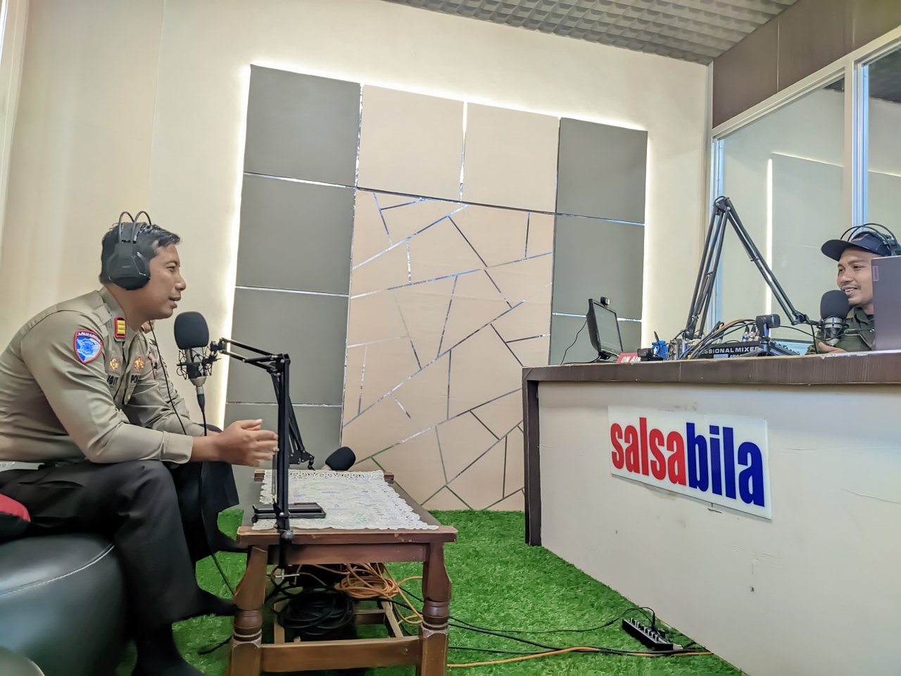 Satlantas Polres Sampang Berikan Himbauan Tertib Berlalu Lintas melalui Radio Salsabilla FM