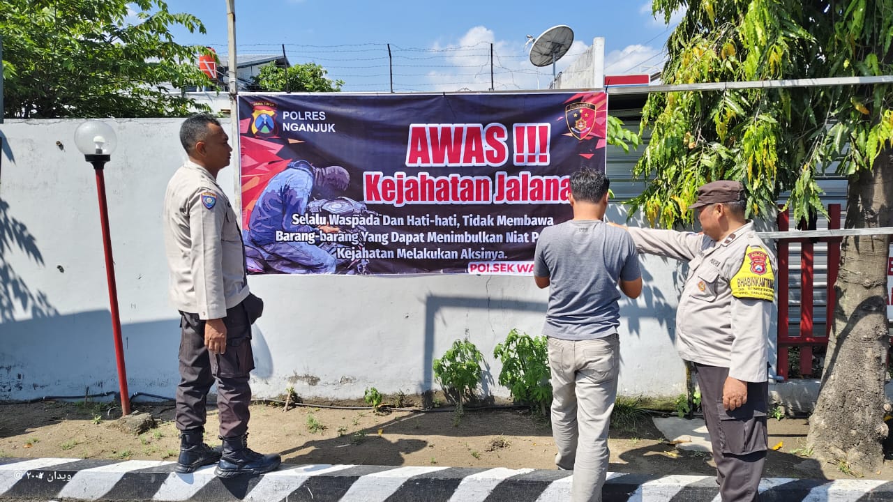 Cegah Aksi Premanisme, Polres Nganjuk Pasang Banner Imbauan di Titik Strategis 