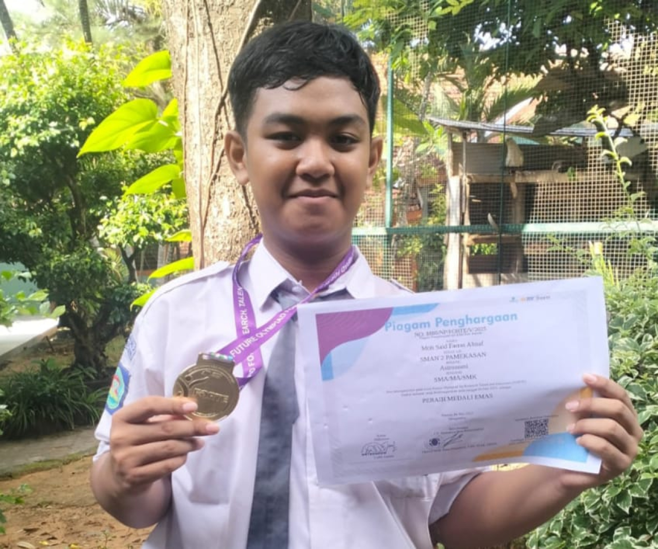 Ahnaf Siswa SMAN 2 Pamekasan Berhasil Raih Emas Lomba Astronomi dan Perak Lomba Bahasa Inggris Ajang Olimpiade Desain