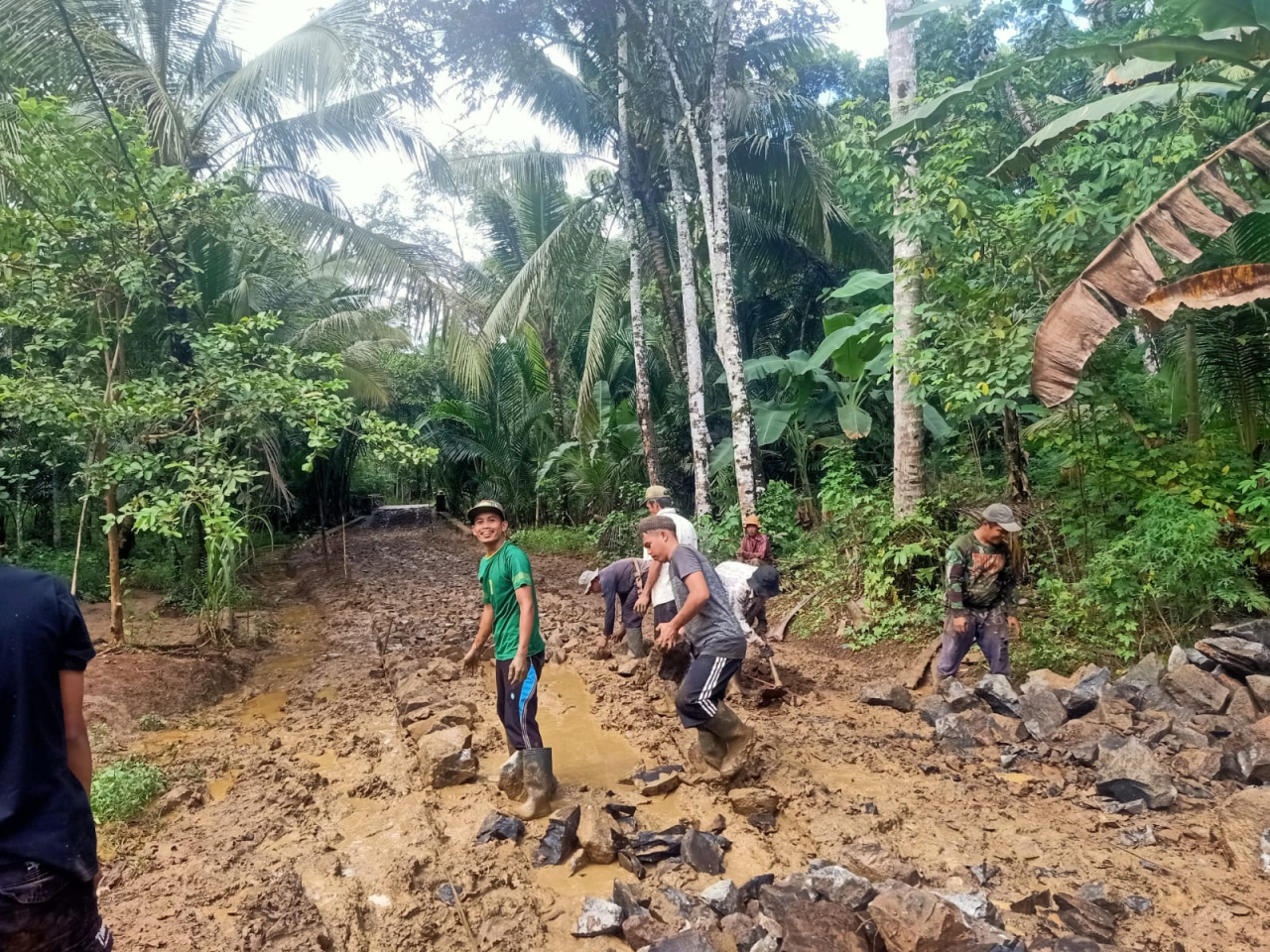 Pemerintah Desa Kutakarang Laksanakan Pengaspalan Jalan Kampung Balengbeng dari Dana Desa Tahap 1