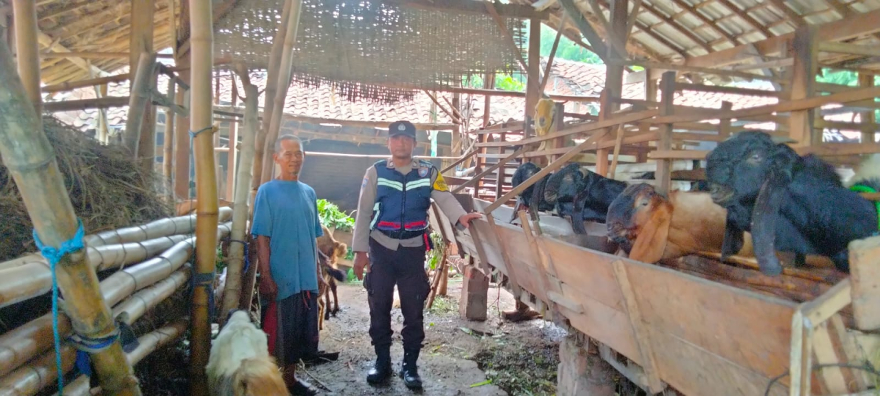 Kapolres Nganjuk Apresiasi Warga yang Produktifkan Lahan Pekarangan untuk Ternak Kambing