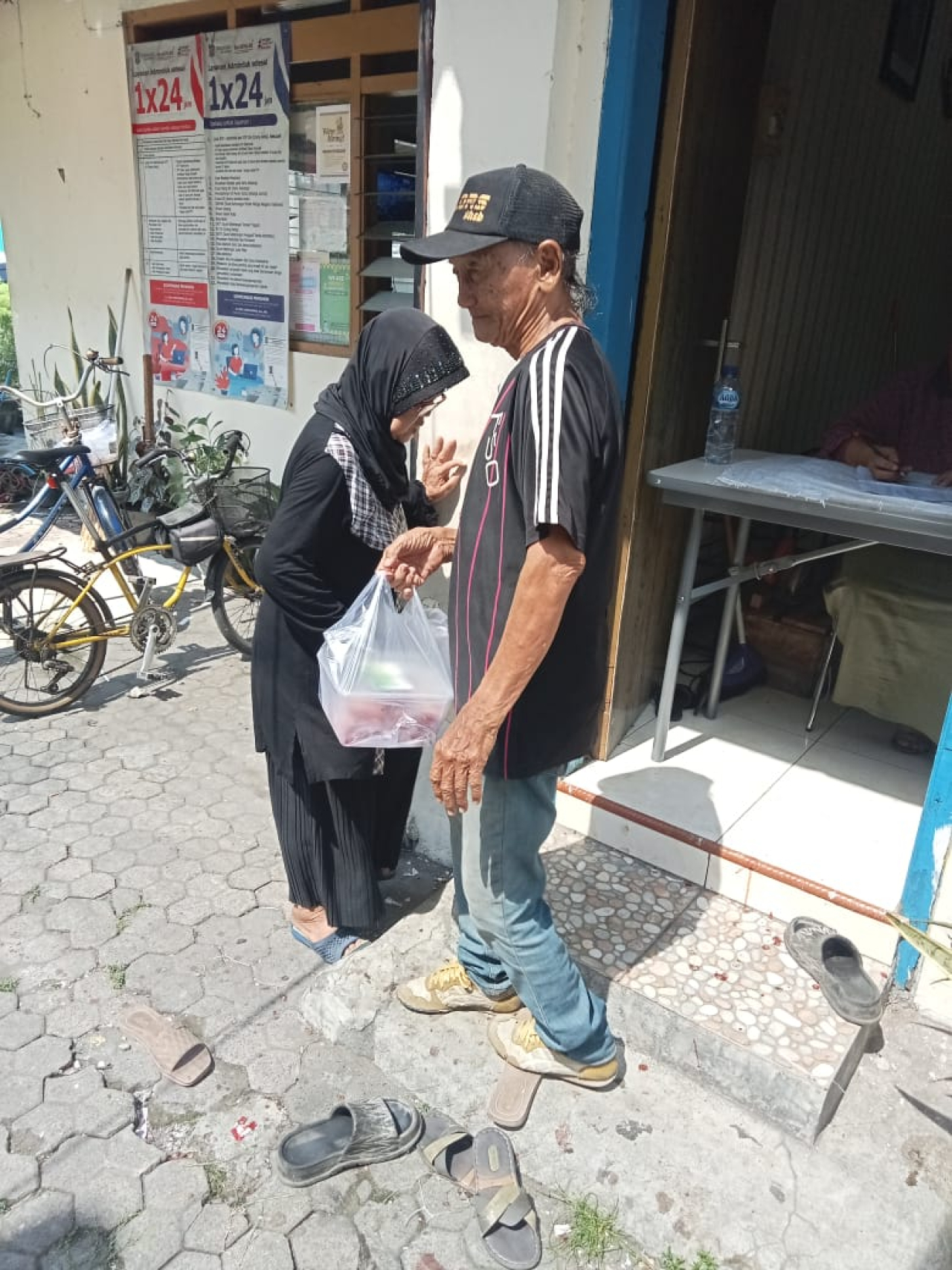 Perayaan Idul Adha 1446 H, Ketua RW 04 Wonokromo Bersama Pengurus Menyembelih Hewan Qurban di Bagikan Warga Sekitar
