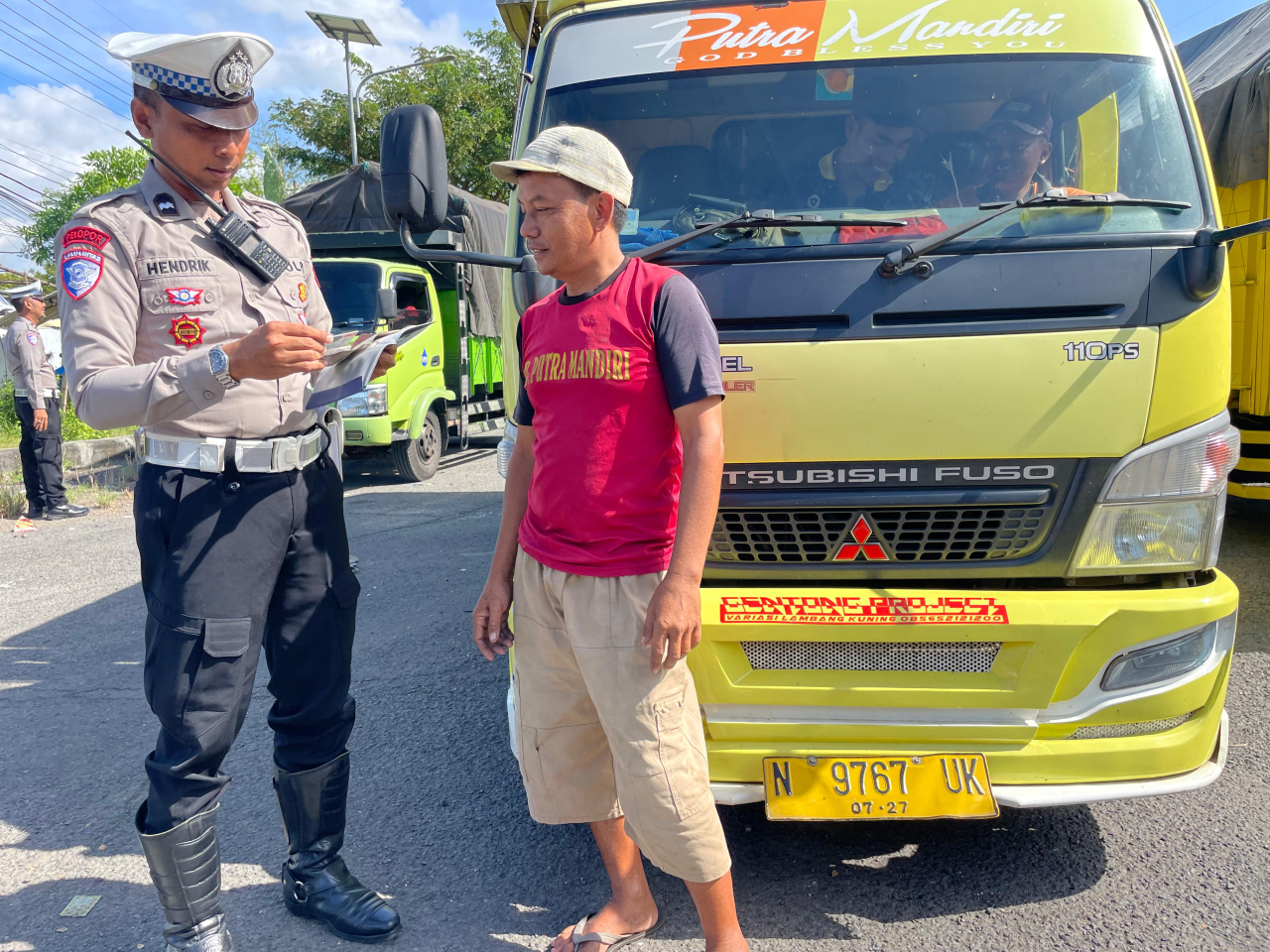 Kasat Lantas Polres Sampang Pimpin Sosialisasi Over Dimensi dan Over Loading Kepada Sopir Truk