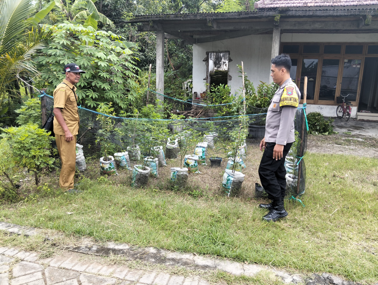 Wujudkan Ketahanan Pangan, Polsek Prambon Dukung Pemanfaatan Lahan Perkarangan