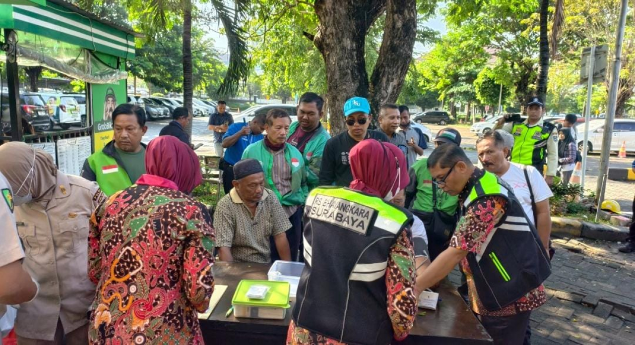 Hari Bhayangkara ke -79, Biddokkes Polda Jatim Gelar Layanan Kesehatan Gratis untuk Driver Ojol