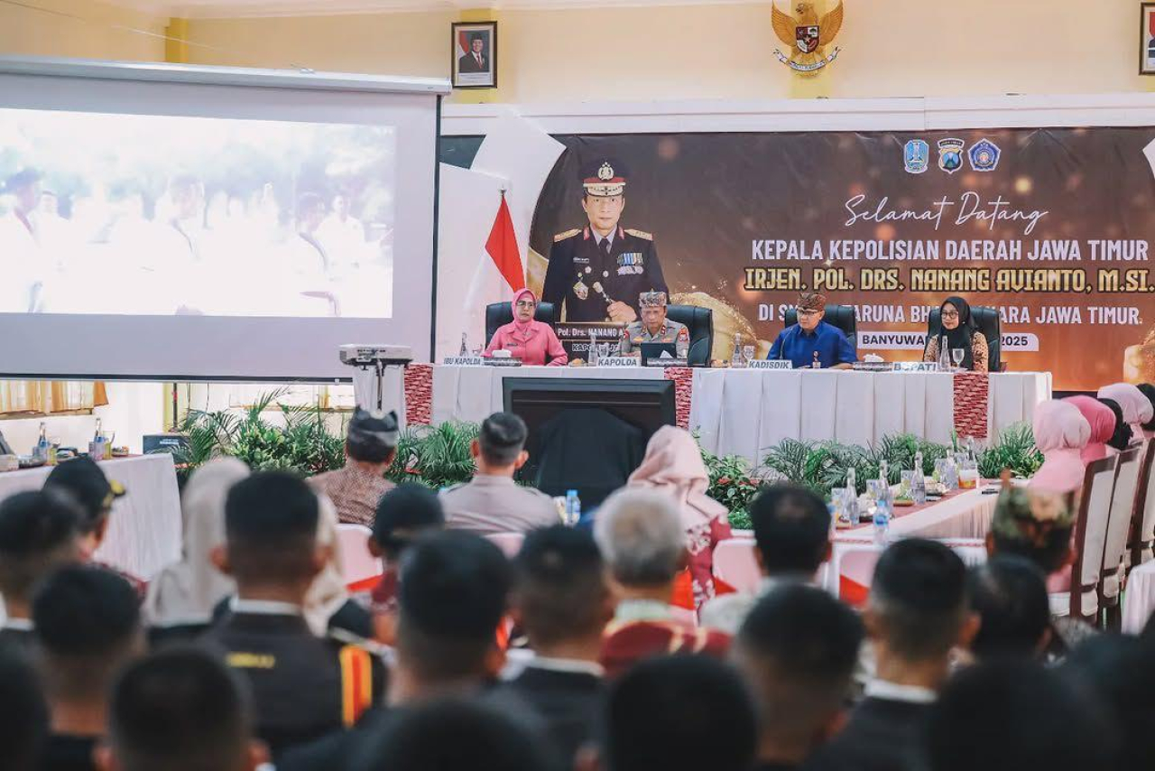 Kunjungi SMADATARA, Kapolda Jatim : 'Negara Maju adalah Negara yang Diisi Generasi Disiplin dan Berkarakter