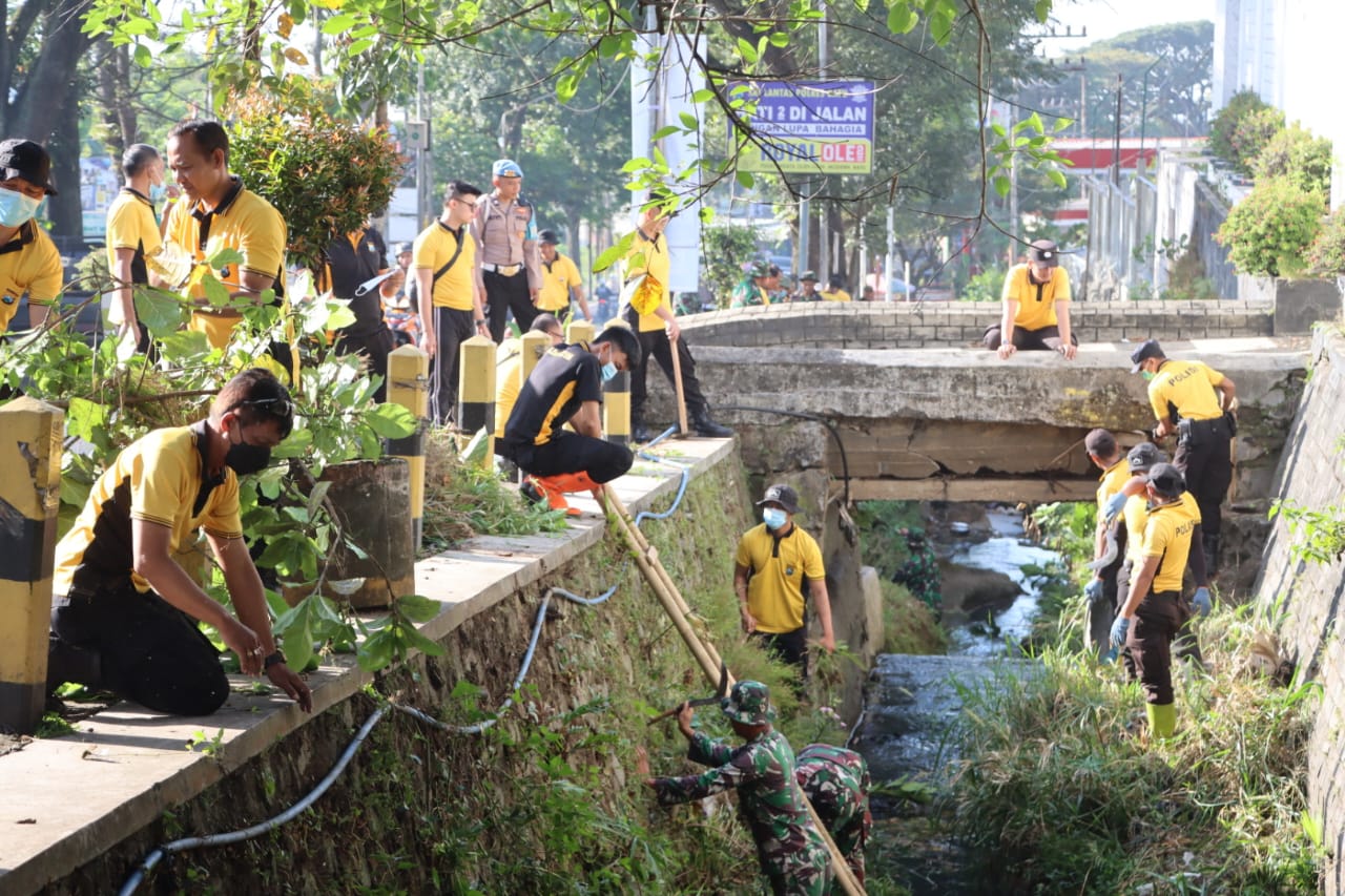 Sinergitas Polres Batu dan TNI di Hari Bhayangkara ke - 79, Peduli Lingkungan Bersihkan Sungai