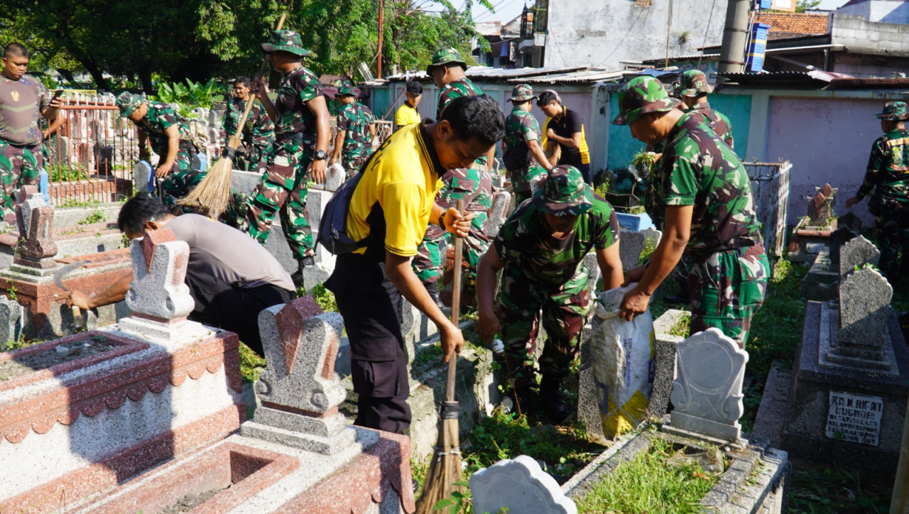 Kompak, TNI dan Polisi Bakti Religi Sambut Hari Bhayangkara ke -79 Bersihkan Makam Pegirikan Surabaya