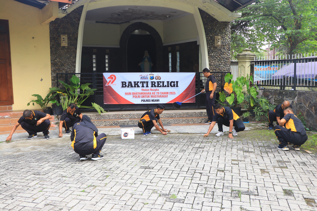 Polres Ngawi Gelar Bakti Religi di Hari Bhayangkara ke -79, Bersih - bersih di Sejumlah Tempat Ibadah