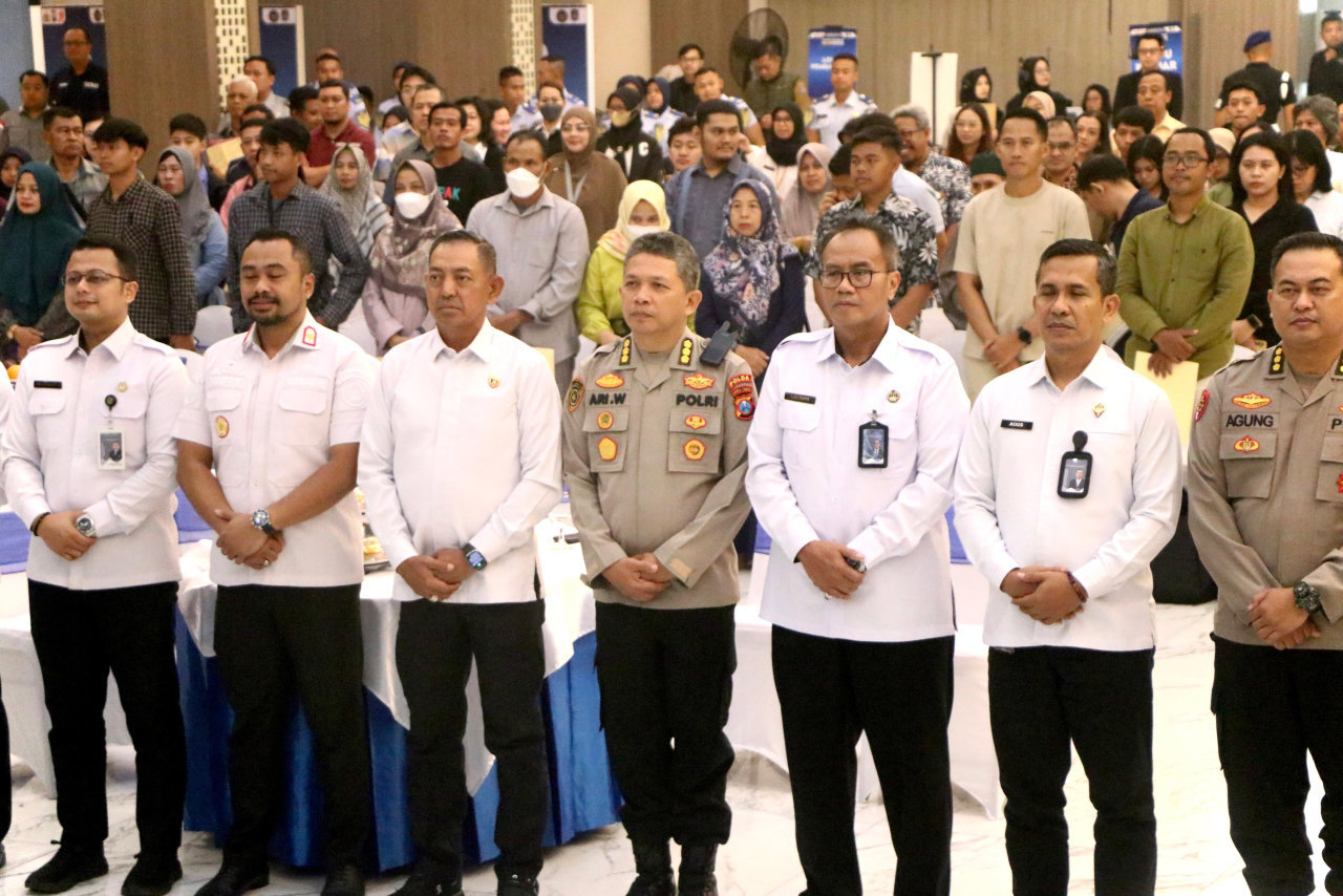 Polda Jatim dan Kanwil Ditjen Imigrasi Bersinergi Sambut Hari Bhayangkara ke - 79 Gelar Semarak 1079 Paspor untuk Negeri