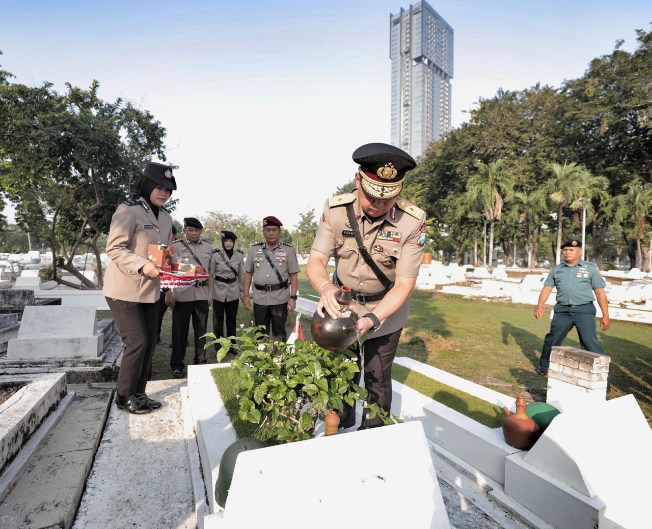 Hari Bhayangkara ke - 79 Polda Jatim Kenang Jasa Para Pahlawan, Ziarah dan Tabur Bunga di TMP