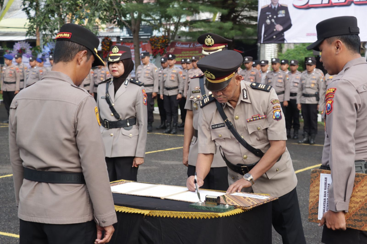 Kapolres Sampang Pimpin Sertijab Wakapolres dan Kasat Intelkam