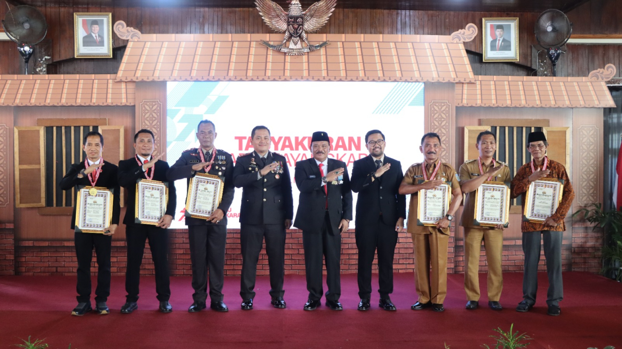 Kapolres Nganjuk Beri Penghargaan dan Hadiah Umroh dalam Tasyakuran Hari Bhayangkara ke-79