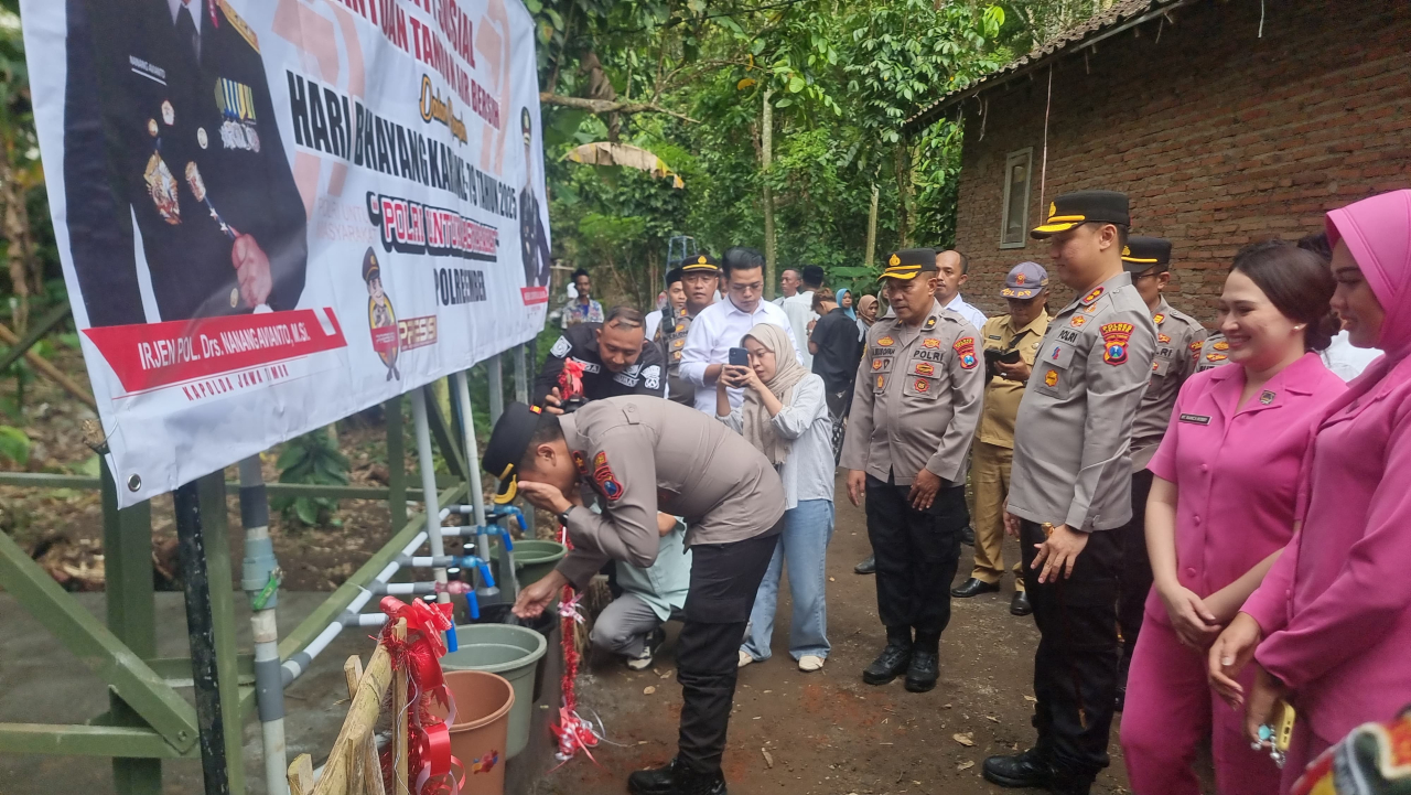 Hari Bhayangkara ke - 79 Polres Jember Beri Bantuan Tandon Air Warga Kecamatan Sumberjambe
