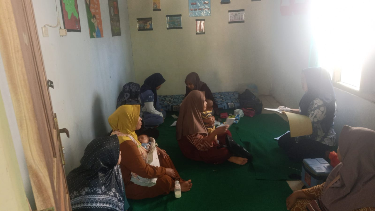 Kegiatan Posyandu Pos Bunga Aster Kampung Polos,Kecamatan Cimanggu Bidan Desa Sopa Dan Desti lakukan Pemeriksan Belita
