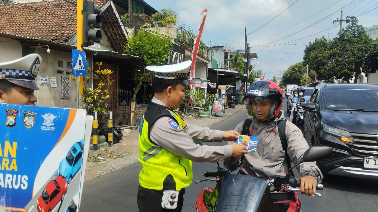 Operasi Patuh Semeru 2025 Polres Malang Sapa Pengendara, Sosialisasikan Kamseltibcarlantas