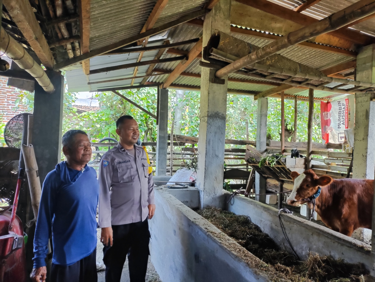 Bhabinkamtibmas Nglawak Pantau Peternakan Warga, Dukung Program Ketahanan Pangan