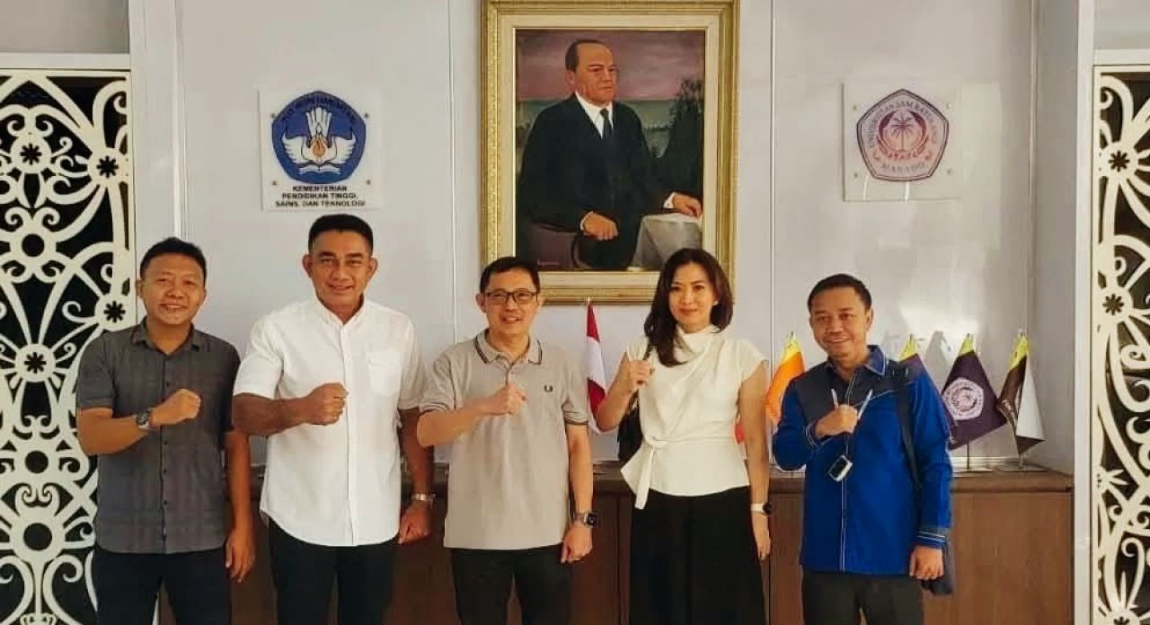 Rektor Unsrat Manado Prof Berty Sompie diapit Ketua Pengurus Ormas Matahari Pagi Sulawesi Utara Theresia Inggrid Manangka dan Tokoh Kharismatik Nusa Utara Dr Hendrik Manossoh.