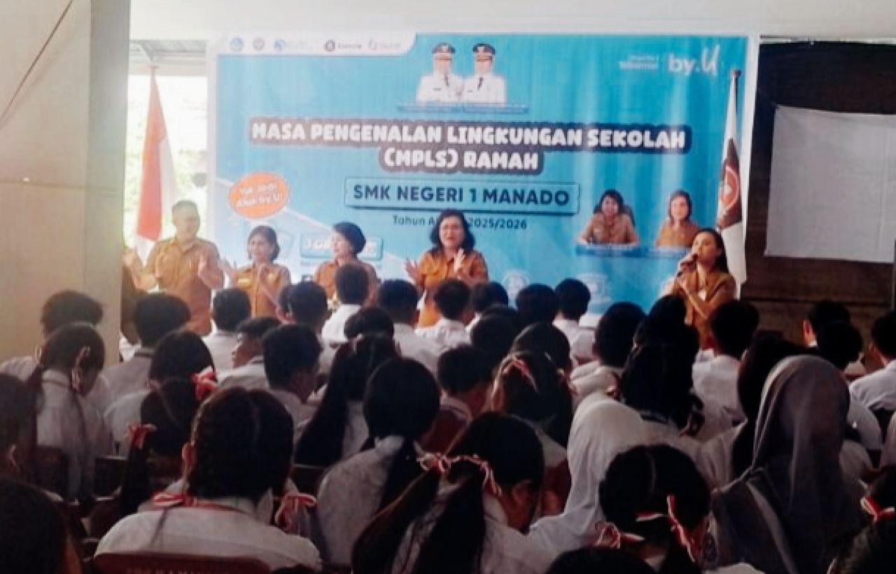 Kadis Dikda Sulut Dr Femmy Suluh (terngah), bersama Kabid P-SMK Vecky Pangkerego, Kabid P-SMA Sri Pasiak dan Kepala Sekolah Telly Ticoalu