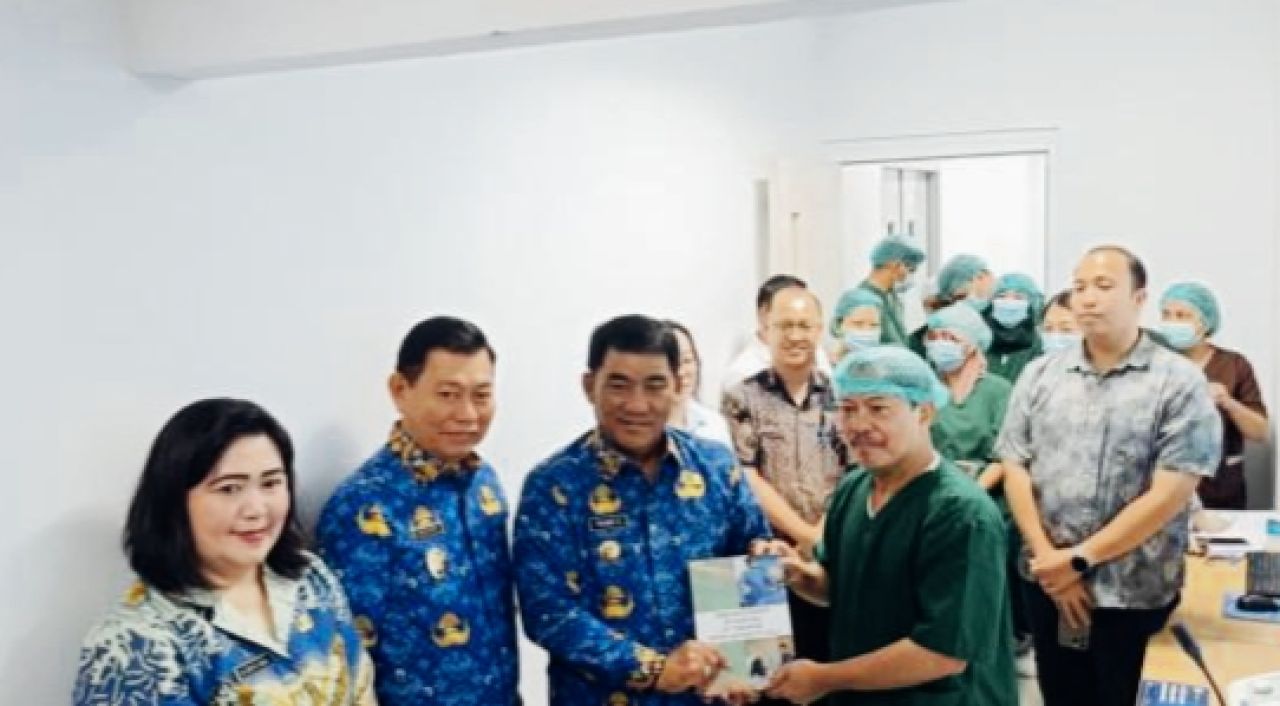 Gubernur Sulut Yulius Selvanus Terima Hadiah Buku dari Dr Terawan saat Kunjungan ke RSUD ODSK Manado