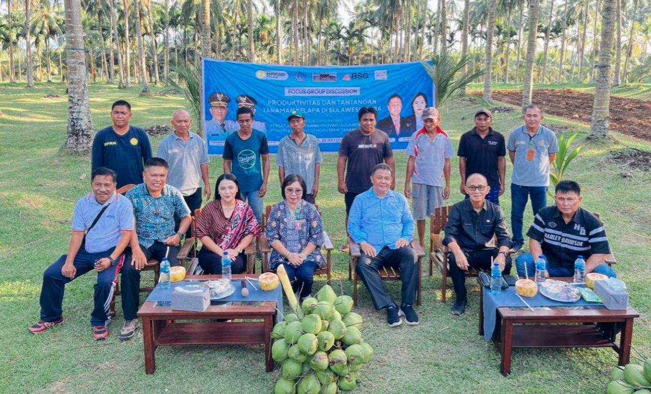 Foto: Ketua LSM Peduli Petani, Peternak dan Nelayan Sulut Ir. Julius Jems Tuuk, Kepala Balai Pengujian Standar Instrumen Tanaman Palma DR.Stivie Karouw, STP.M.SC, Kepala Dinas Perkebunan Sulut Ir. Ronald Sorongan, Sekretaris Asosiasi Petani Kelapa Sulut (