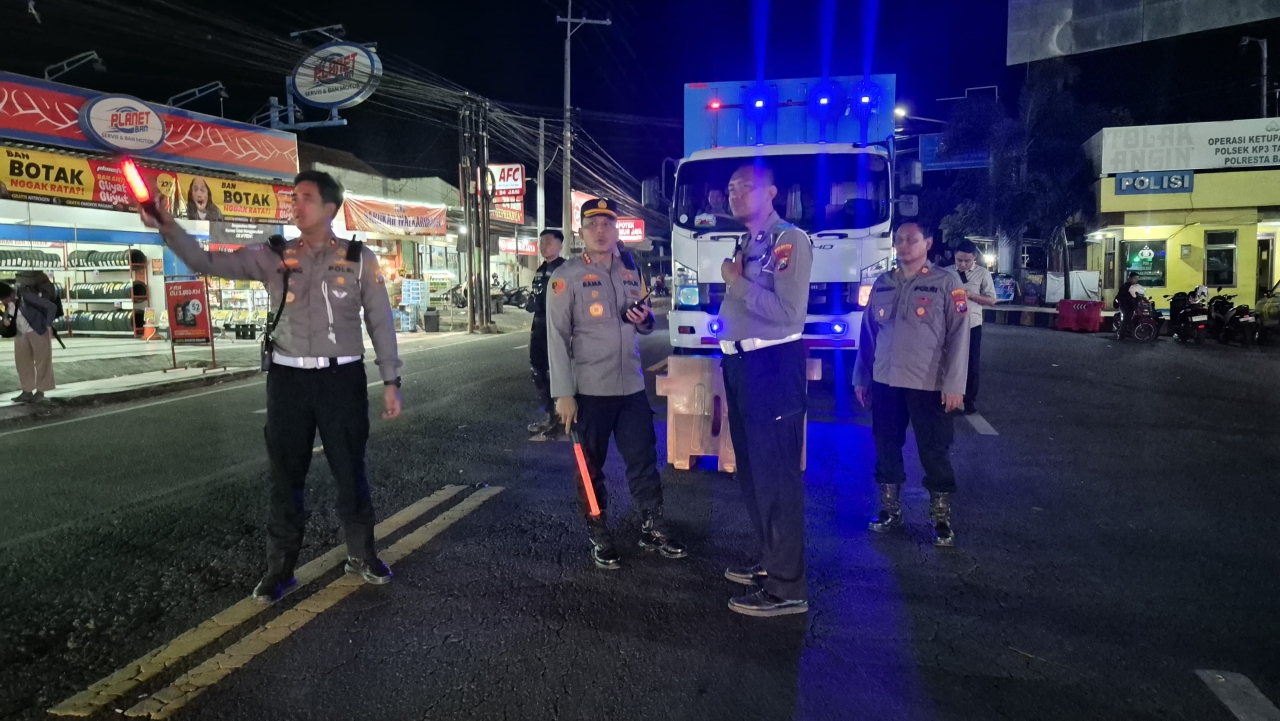 Libatkan Personel Gabungan Kapolresta Banyuwangi Turun Langsung Pimpin Urai Kepadatan di Pelabuhan Ketapang