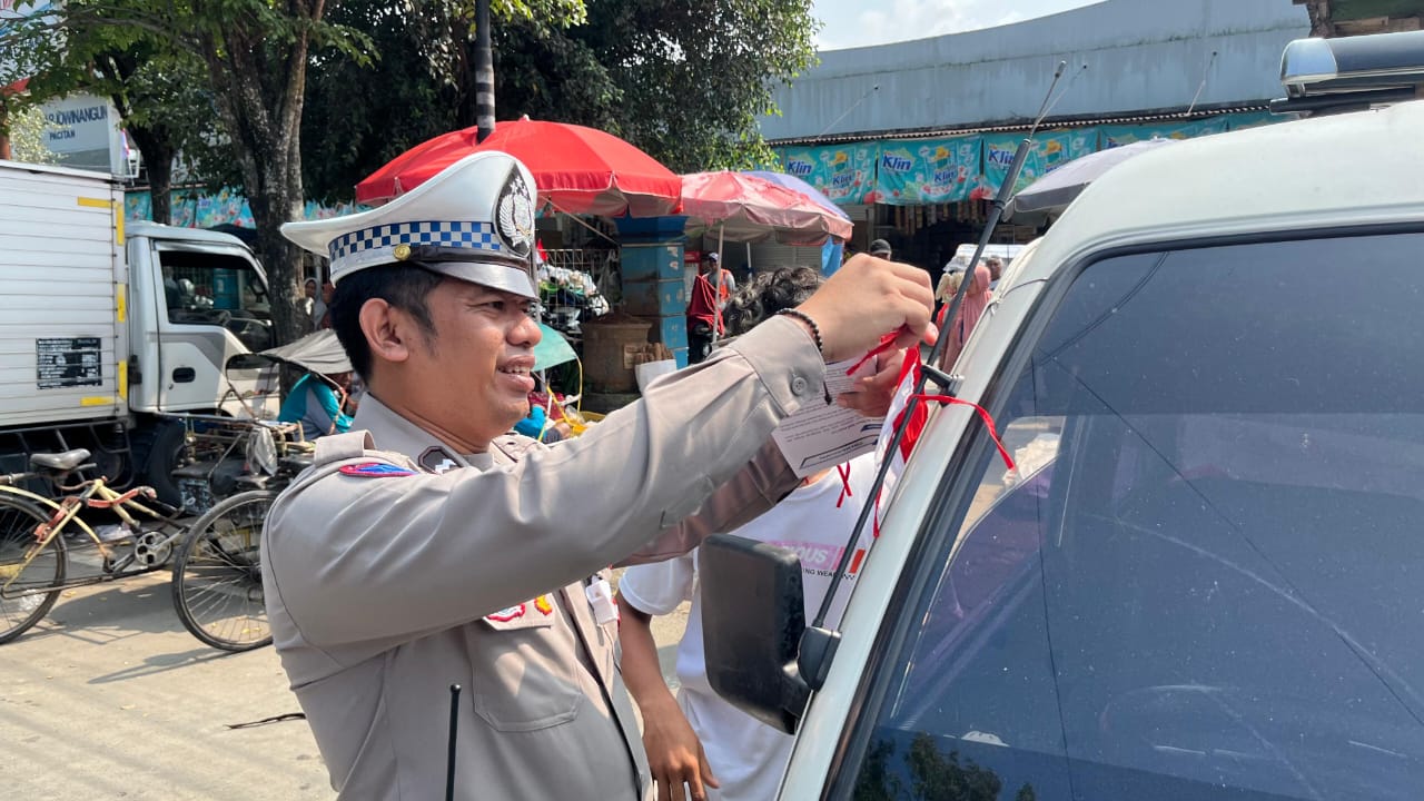 Polres Pacitan Pupuk Jiwa Nasionalisme Jelang HUT ke-80 RI, Berbagi Ratusan Bendera Merah Putih