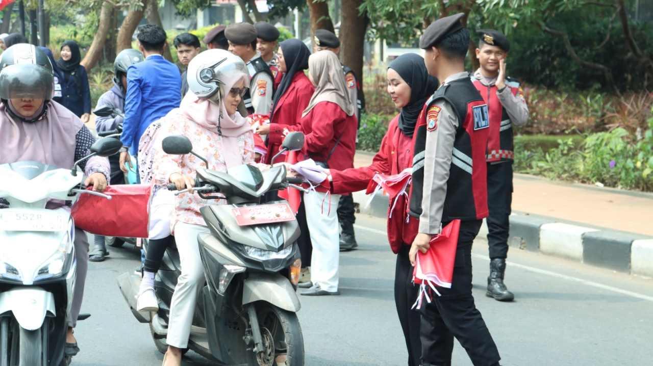 Dorong Semangat Nasionalisme, Kapolres Bangkalan Bagi - bagi Bendera Merah Putih