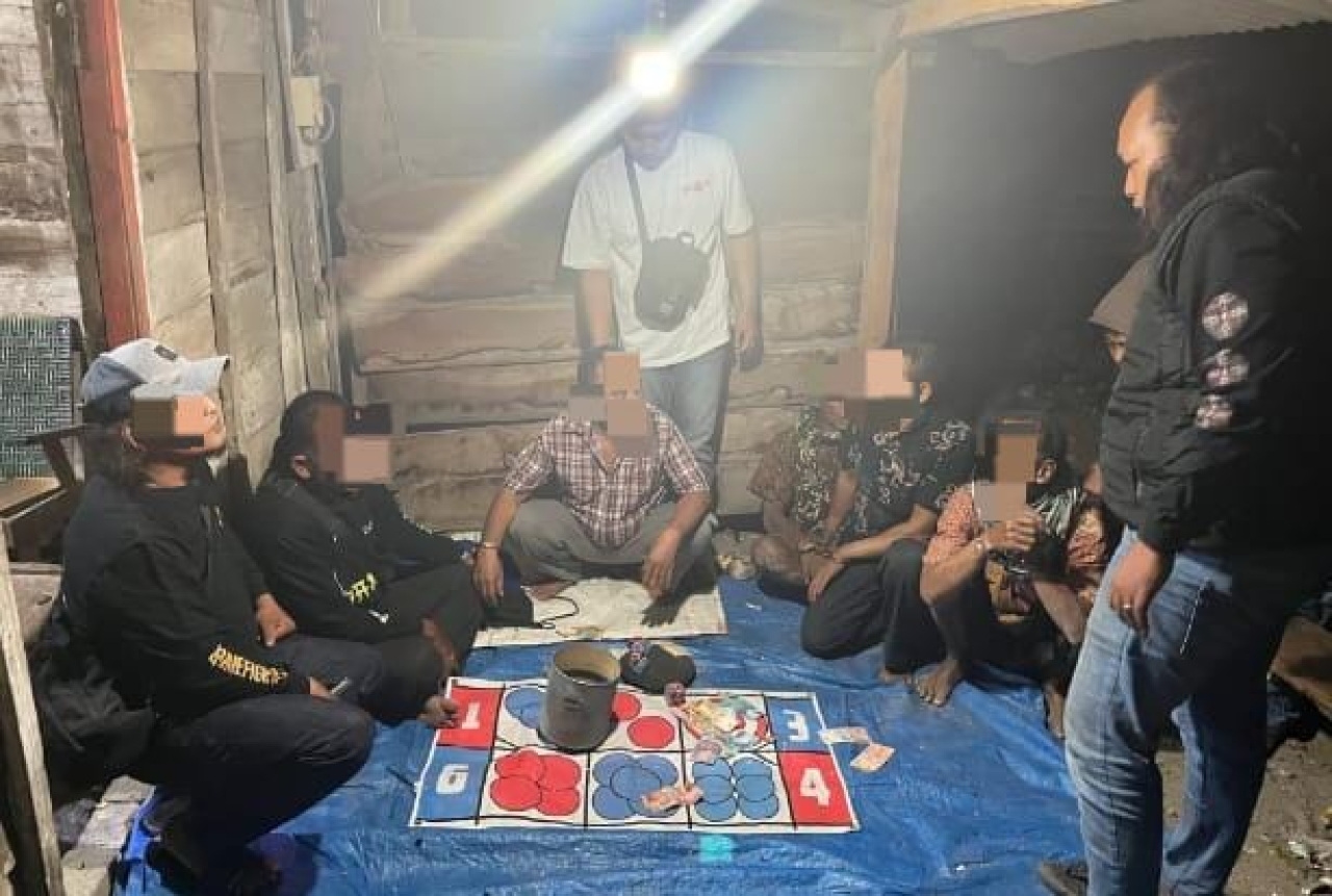 Polres Nganjuk Gerebek Judi Dadu di Ngluyu, Enam Pelaku Diamankan 