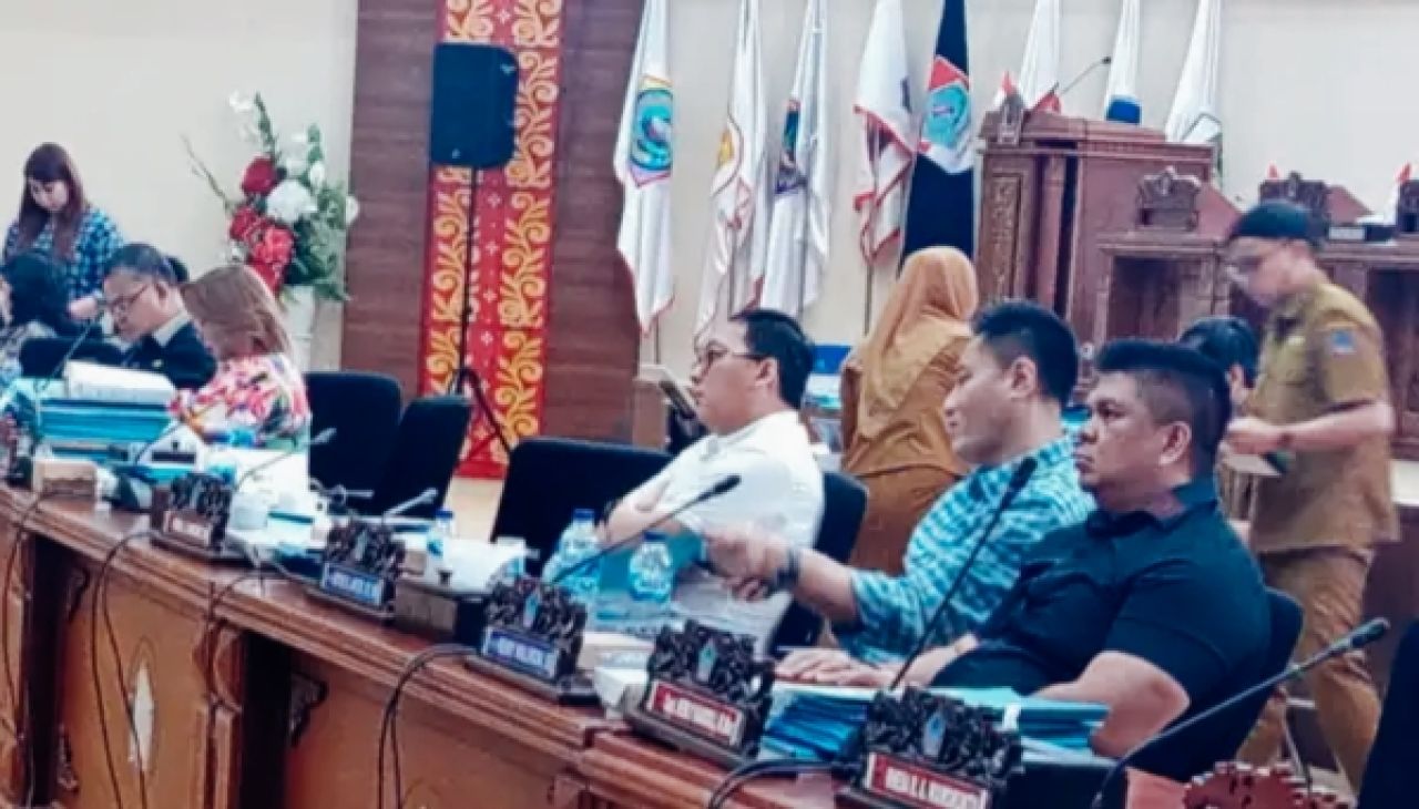 Tampak anggota DPRD Sulut Henry Walukow dalam rapat