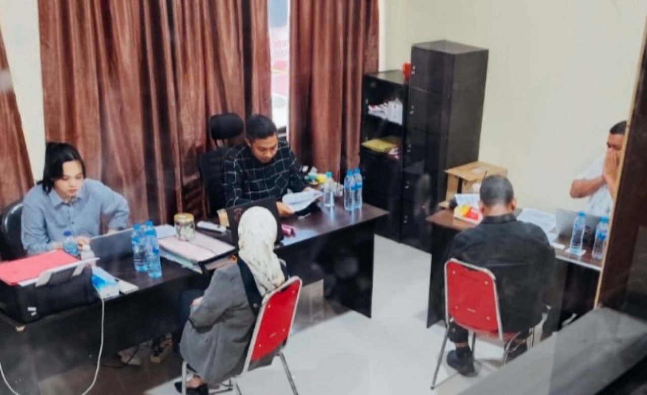 Benny Rhamdani dan Sri Tanti Angkara memasuki ruang Unit IV Tipidkor Polres Kotamobagu untuk pemeriksaan, Rabu, 20 Agustus 2025.