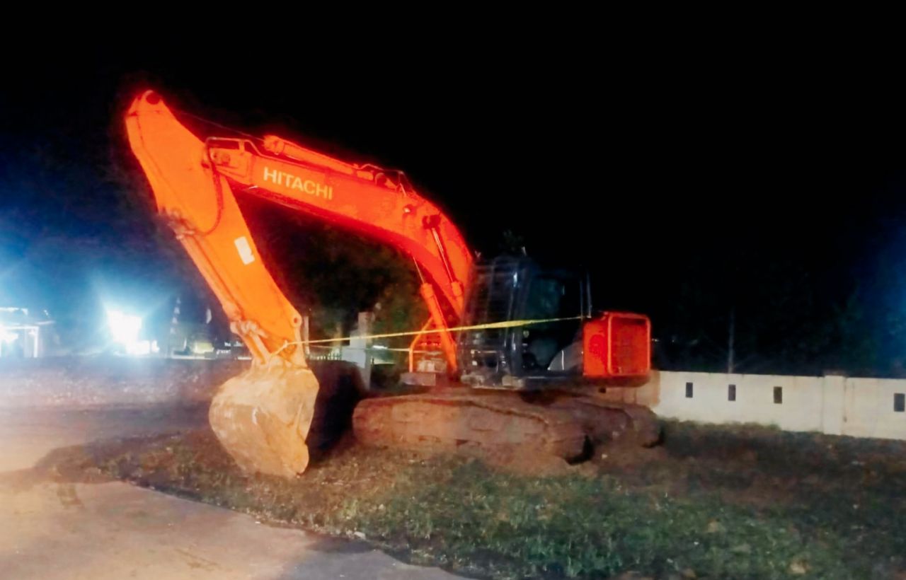 Barang bukti alat berat yang telah diamankan dan dititip di halaman Mapolsek Lolayan.