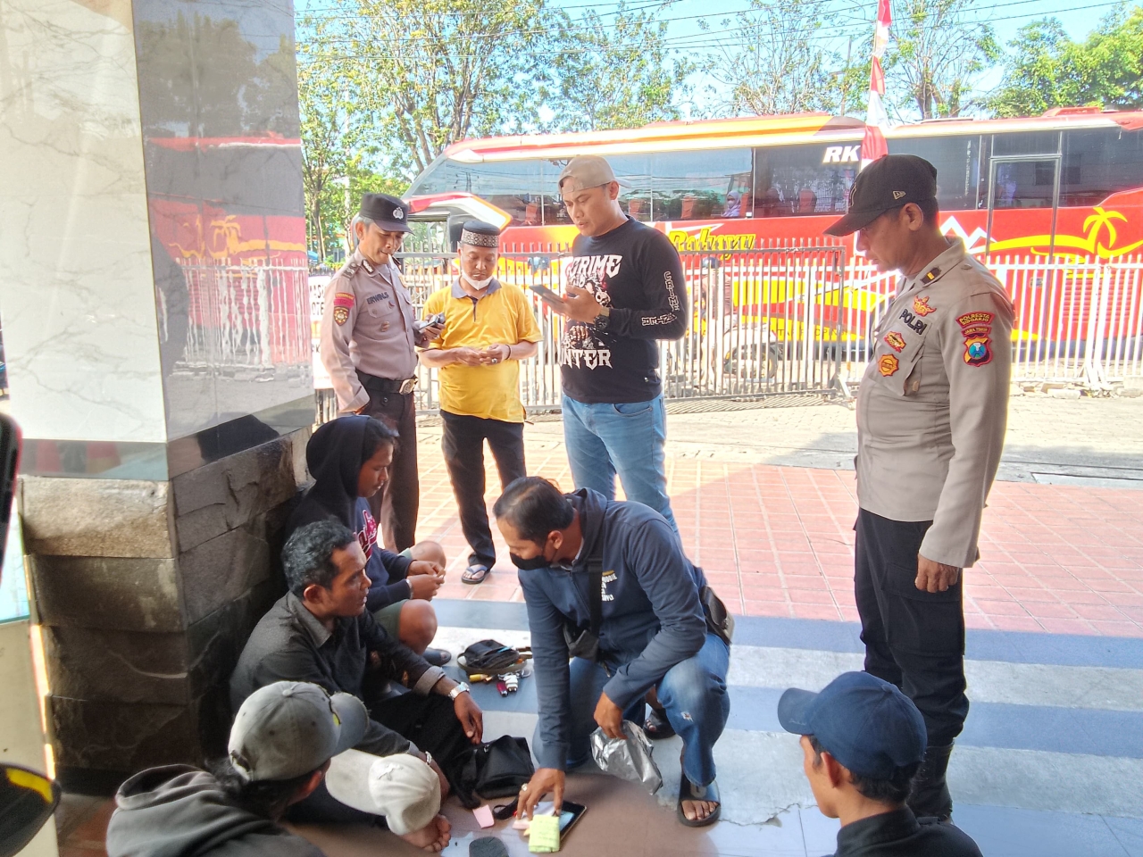 Marak Percaloan: Polsek Waru Gelar Razia di Terminal Purabaya, 4 Calo di Amankan