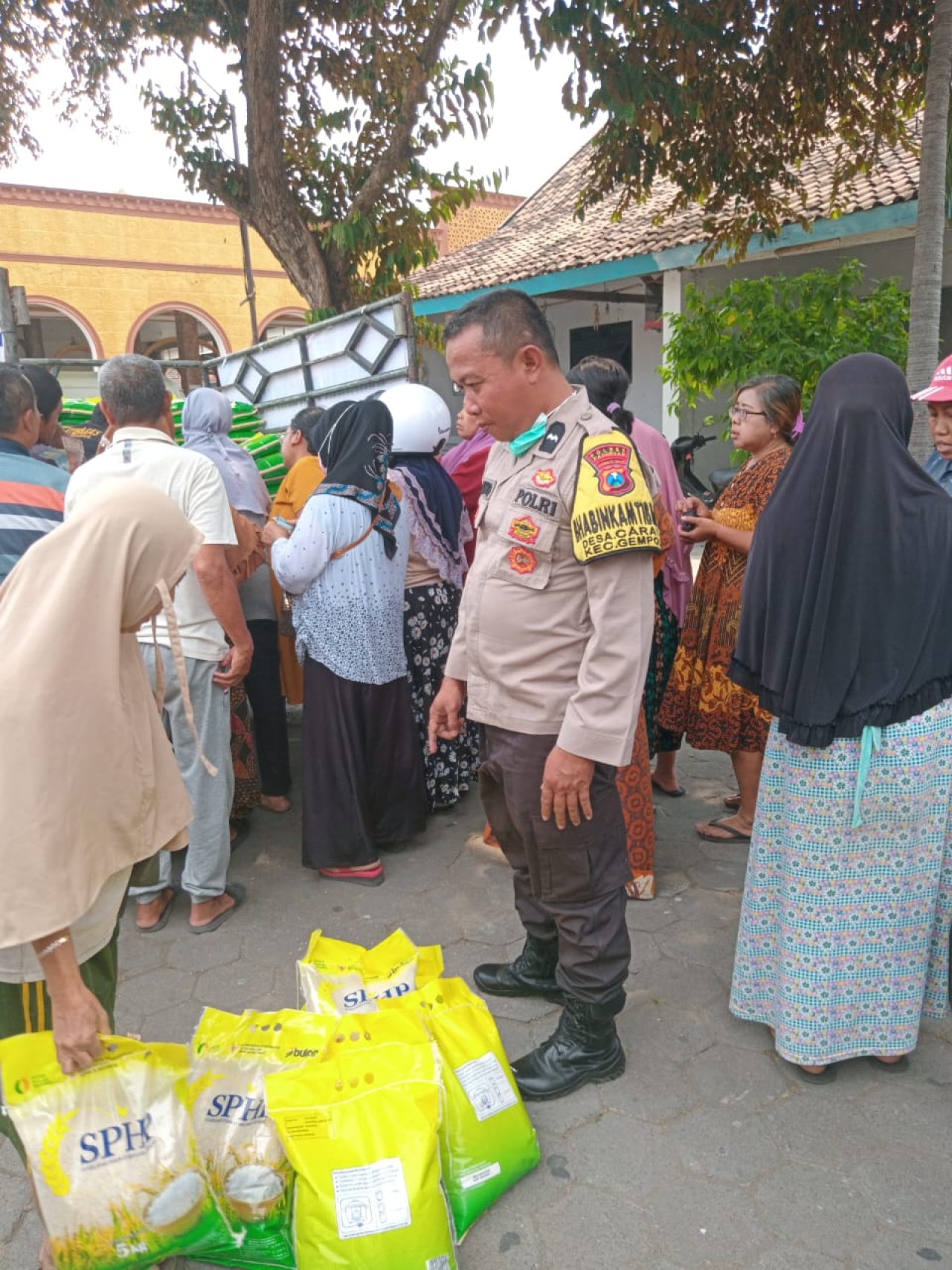 Polsek Gempol Gelar Gerakan Pangan Murah, 6 Ton Beras Bulog Ludes Terjual
