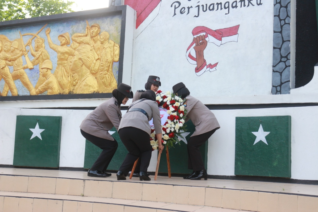 Polwan Polres Nganjuk Ziarah ke TMP Yudha Pralaya Peringati Hari Jadi ke-77