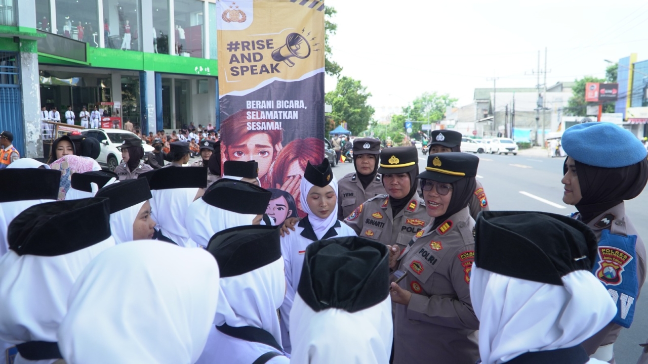 Polwan Polres Pasuruan Gelar Rise and Speak di Stasiun Bangil