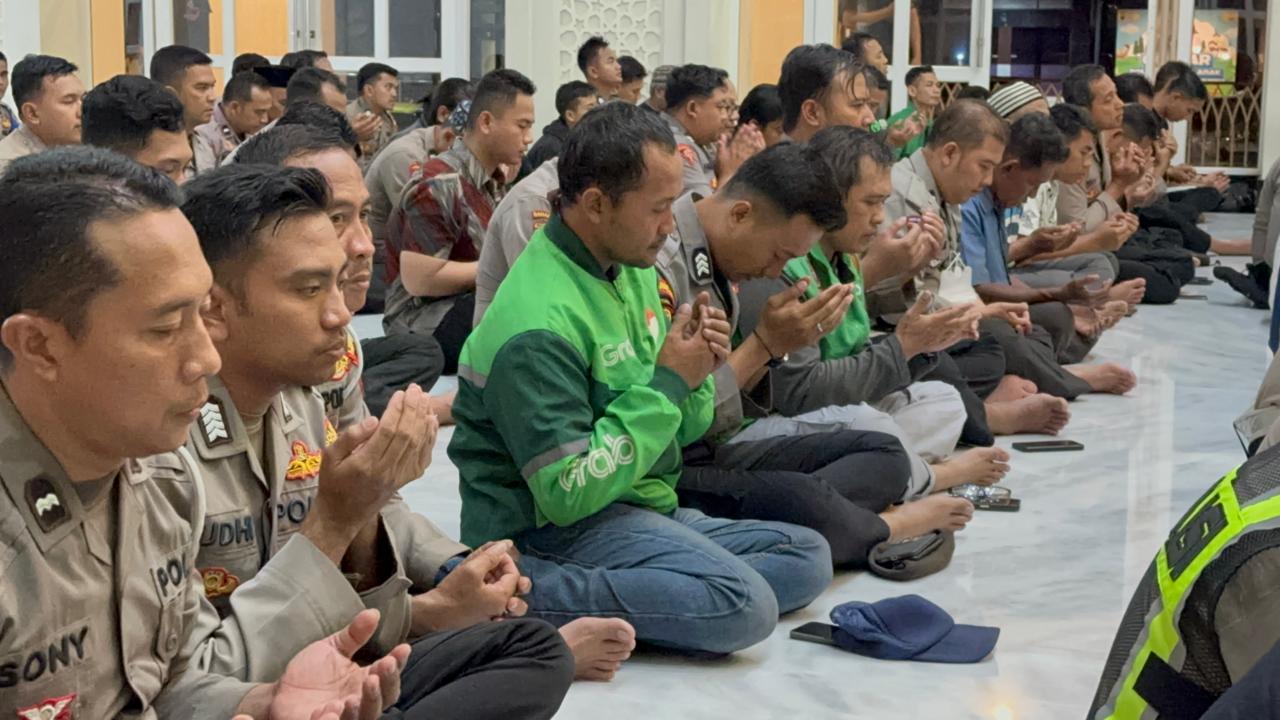 Polisi dan Ojol di Sidoarjo Gelar Aksi Solidaritas untuk Affan Kurniawan