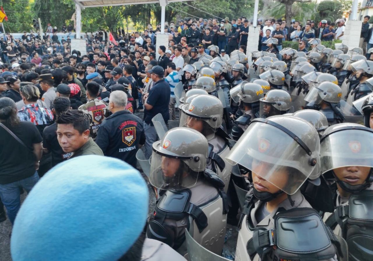 Aksi Demo di DPRD Sulut Ricuh, Massa Sempat Kocar-Kacir Usai Insiden Lemparan
